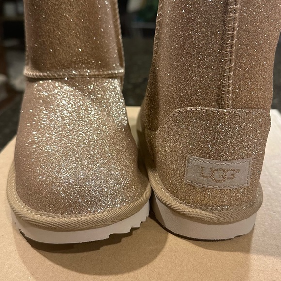 UGG KIDS CLASSIC
SHORT |I GLITTER - Picture 3 of 7